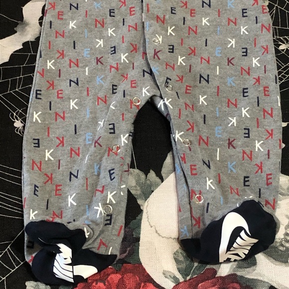 NWT NIKE AIR LOGO KIDS BUTTON ONESIE FOOTSIE 6M - Picture 3 of 13